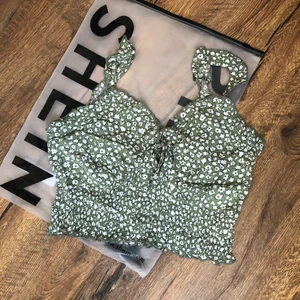 Topp  - Otrolig söt topp från Shein. Tyckte däremot inte den var så fin på mig, därför jag jag enbart testat den. Perfekt i sommar!⭐️🌺 storlek S