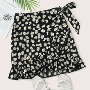 Blommig kjol - Säljer denna supergulliga kjol som är helt oanvänd. Den är storlek M men eftersom att man bestämmer storleken själv genom att knyta den så bör den passa Xs-M! Budgivning vid många intresserade!💞💞