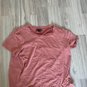 Rosa T-shirt - En simpel t-shirt, i en superfin smutsrosa- (ish) färg💓💓 Storlek M, och bara använd ett par få gånger. (Skriv för fler bilder, för att se hur den sitter på osv, så tar jag nya!)