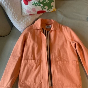 Jacka från Weekday  - Säljer en persikofärgad jacka från Weekdays herravdelning! Originalpris 500kr. Köparen står för frakt💓