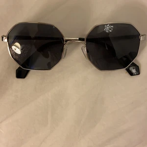 Solglasögon  - Säljer dessa solglasögon för 100 kr, från Polaroid. Använt typ 3 gg. Kontakta mig om ni har frågor eller om ni ska köpa den. 