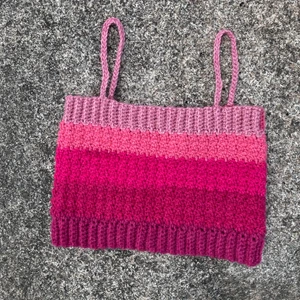 virkad sommartopp🌸🤍 - säljer denna sommartopp som jag virkat i ett rosa-melerat akryl-garn, den är ca 26 cm lång. priset är exkl. frakt och jag skulle säga att den passar strl xxs-m beroende på hur man vill ha passformen, priset kan ev diskuteras💕🌸pm för fler bilder/frågor🫶🏼