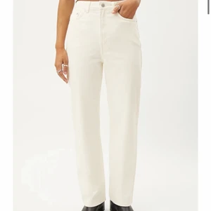 Jeans från weekday! - Supersnygga beiga jeans från weekday i storlek 24/32. Jeansen är något uppsydda för att de var för långa för mig. Säljer eftersom de är för tajta i midjan och därför inte kommer till användning. Köparen står för frakten. Nypris: 500kr💕💕