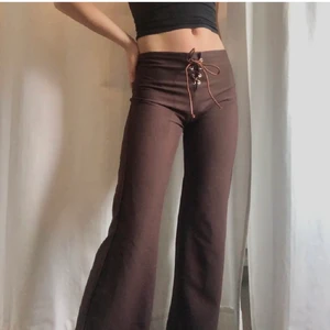 Bruna byxor - Endast provade, köpta av @by.akxd som sytt dem (hennes egna bilder), mjukt stretch material, lågmidjade med snörning, perfekt längd för mig som är 167cm. Säljer då de var något för stora på mig som oftast är S. skriv för fler bilder eller frågor❤️ köptes för 299