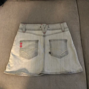 Kjol - Säljer en jätte fin grå kjol i bra skicka i storlek (120-130 cm) 7-9 år. Skriv vid intresse.