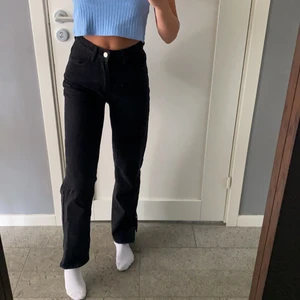 Svarta jeans med slits - Ett par supersnygga svarta jeans med slits från prettylittlethings! Sitter superbra på men är tyvärr något för korta på mig som är ca 168 cm lång✨