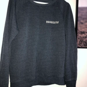 Marinblå sweatshirt i storlek S - En mysig sweatshirt från lager157, väldigt mjuk i materialet och även relativt tunn, därför passar den extra bra nu till sommaren🌸🍓 Tröjan har storlek S, men passar lika bra till XS som M beroende på hur man vill att den ska sitta på😊 Den har lite små knottror här o var, och där av det lägre priset. Köparen står för frakt, kan även mötas upp i Norrköping om det önskas💕