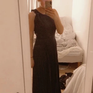 Bal klänningen NLY EVE - Säljer nu finaste mörkblåa klänning i storlek 40 pasar även mig som är 36-38  eftersom den är är ganska ställbar! Önskar så att ja kunde ha den igen men har ingen användning för den nu efter våran bal😢💞