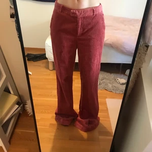 Manchester byxor - Manchester byxor i en vinröd nyans. Aldrig använda. Köpt second-hand. Inga fläckar eller hål. Står st 38 men passar även 36. 