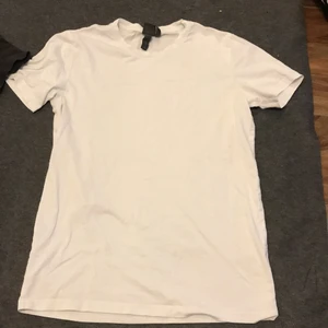 Hm t shirt  - Tröjan är tajt runt ärmarna och är väldigt skön. Den är storlek small och är inte stor eller liten i storleken 