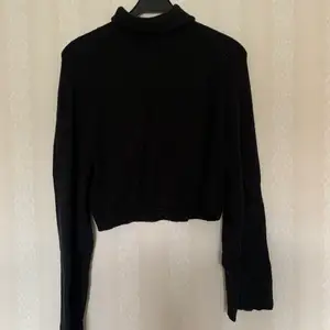 Ny skick svart stickad tröja från bikbok. Turtleneck. Storlek S men passar även M och L. Den är kort i modellen och har vida armar. Ny pris 349