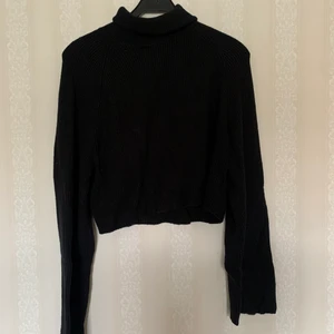 Ny stickad tröja  - Ny skick svart stickad tröja från bikbok. Turtleneck. Storlek S men passar även M och L. Den är kort i modellen och har vida armar. Ny pris 349