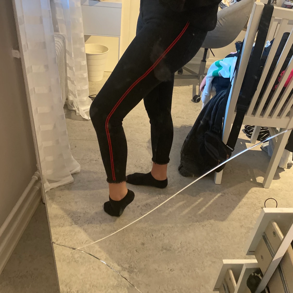 Svarta jeans med röda ränder 