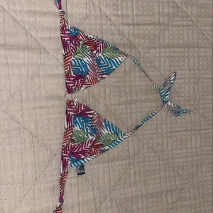 Bikiniöverdel  - Söt bikinitopp i bra skick. Storlek 38/40 men skulle säga att den är lite liten i storlek. Betala gärna med swish och möt helst upp i Linköping. ENDAST SERIÖSA KÖPARE!!!