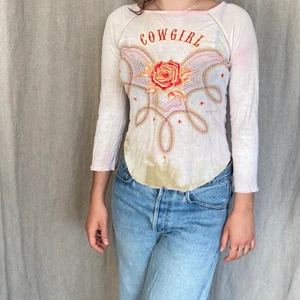 Cow girl tröja - Fin tröja i tunnt och skönt material! Passar olika storlekar beroende på hur tajt man vill den ska sitta