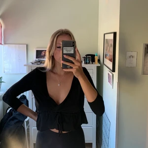 Långärmad tröja - En svart v-ringas långärmad tröja ifrån gina tricot som ja aldrig använt. De är en snörning som kan tajta till midjan för en snygg figur  Skick: nyskick Stolek: S 