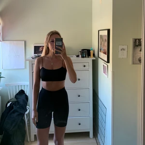 Svart topp  - Svart topp ifrån pretty little thing Nyskick🖤