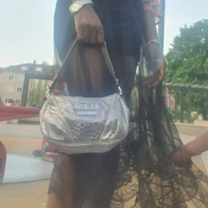 Guess Los Angeles banquet väska  - En guess banquet väska som är utsåld och treding I mycket bra skick och bud I kommenterna. Finns fler bilder och bud I 