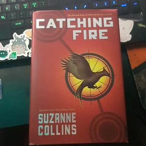 Catching fire - Suzanne Collins - Relativt nyskick, köpte den begangnad men jag har själv aldrig läst den. (Engelska) (inbunden) köparen står för frakt!
