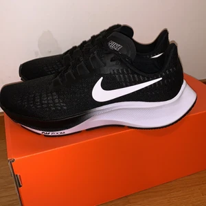 Nike skor, storlek: 37,5 - Detta är ett par löparskor som är helt oanvända och rena. Har inte haft de så länge, bara ca 1 månad de har bara legat i mitt rum utan att jag har använt dem och därför säljer jag dessa. Orginalpriset är lite över 900kr men jag sänker priset till ungefär 450kr ;))