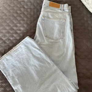Ljus blåa jeans från Junkyard  - Ljusblåa jeans från Junkyard med hög midja och vida ben. Är i mycket bra skick då de är sparsamt använda. Säljer då de inte kommer till användning längre😊 är i storlek 30.