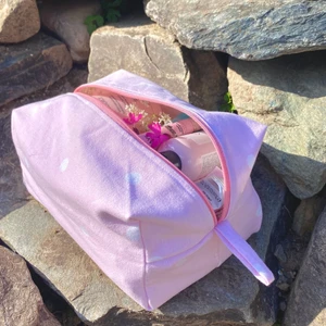 Necessär 💗 - Rymlig necessär/sminkväska i ett gulligt rosa tyg 💗 egensydd av tyg köpt secondhand 🥰 säljer fler produkter via min instagram @lily_isola