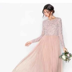 Festklänning (Maxi) - Helt NY, använd endast en gång. Har färgen Mauve