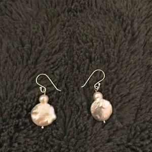 Pärlörhängen  - Helt nya örhängen från chanti, nypris låg någonstans på 250kr, säljer dessa oanvänd örhängen för 120kr! Kan både träffas i Stockholm och frakta! Hör av dig vid intresse! 🥰❤️