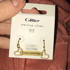 Glitter  - Nya glitter örhängen, aldrig använda! Riktigt söta! Kan både frakta och mötas upp i Stockholm! ❤️🥰