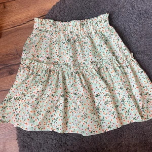 Kjol - Aldrig använd. Mer grön i verkligheten! 