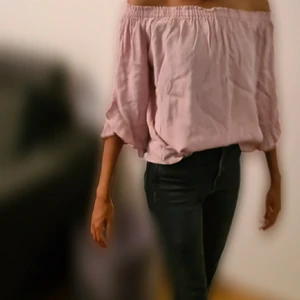  Snygg rosa topp💞 - En mycket fin rosa offshoulder topp!💞 Den är använd endast ett fåtal gånger och den köptes för några år sedan!😊 