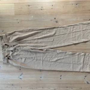 Beiga Byxor - Beiga kostym byxor med snörning framtill, Stl S