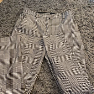 Rutiga Kostymbyxor  - Rutiga kostymbyxor storlek xs/s, köpare står för frakt om inte mötas upp vilket också funkar👍