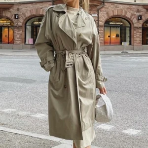 GRATIS FRAKT Trenchcoat Zara helt ny  - Jättefin slutsåld trenchcoat som tyvärr inte passade mig.   Perfekt till sensommaren och hösten! Lappar kvar, aldrig använd, endast testad. Säljer pga får inte returnera för Zara på grund av tiden gått ut. Storlek XS, lite större i storlek (lite oversized modell) så en S/M kan ha den!  (första bilden är från Bianca ingrossos instagram. Hon bär samma trenchcoat).              