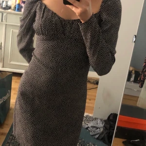 klänning - söt klänning från zara som knappt är använd, strl 34 :)