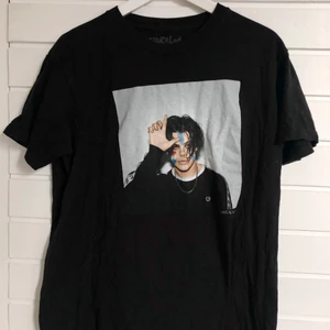 yungblud merch - sjukt cool yungblud merch från hot topic i USA  som jag fick i present. säljer då det inte riktigt är min stil. aldrig använd och i felfritt skick. ⚡️⚡️