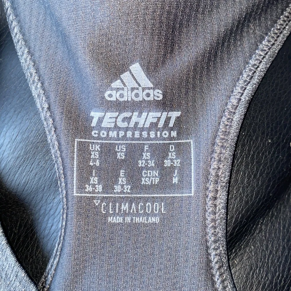 Adidas träningstopp som jag har använt en gång innan den blev för liten för mig, storlek xs, köptes för 379 kr säljs för 100 kr. Toppar.
