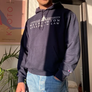 Champion Hoodie - Modellen är 183 cm✨ Riktigt snygg university champion hoodie i mörkblå färg. Skriv om du undrar något mer💚