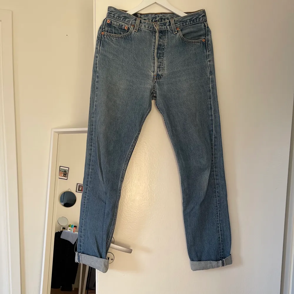 Only worn max 4 times because it didn’t fit me anymore. It’s in perfect condition. The size is W 30 L36 but the fit is quite tight. Original price ~1000kr. The inseam is 80 cm and the waist is 78 cm.. Jeans & Byxor.