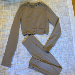 Träningset CHIQUELLE  - Topp + tights i skönt material från Chiquelle. Endast provat, super stretchigt material. Setpris 250kr annars leggings 100kr topp 150kr. Leggingsen är i storlek XS och toppen S. 