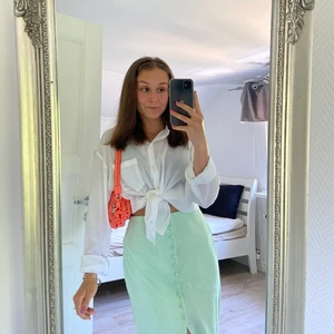 Zara kjol xs - Zara kjol i xs, lite längre med slit! Supersöt men kommer ej till användning, köptes förra sommaren. Använd ett fåtal gånger! ❤️