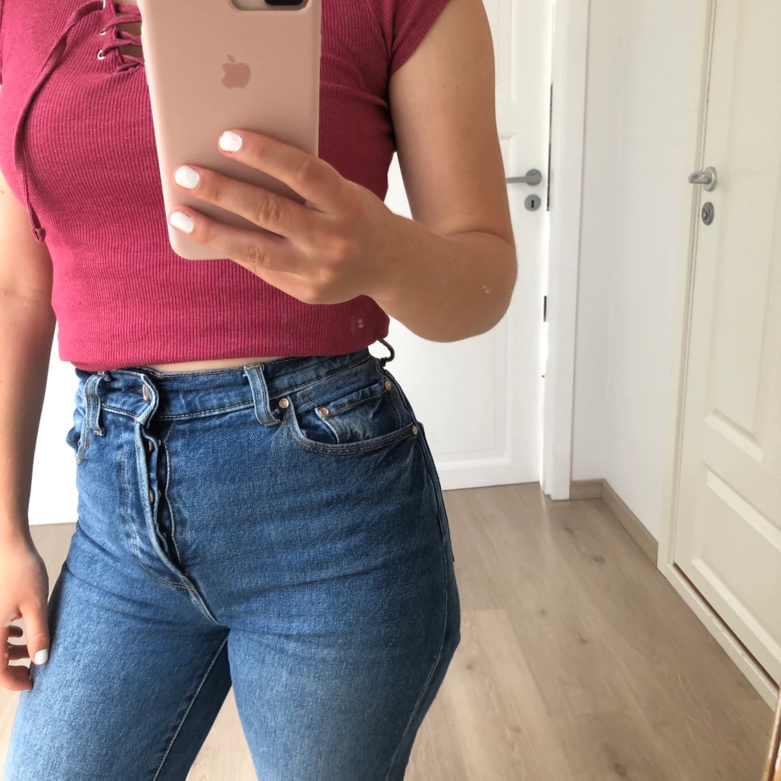 En röd topp med knutna detaljer. S/36 - 90