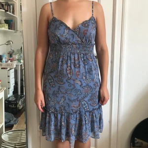 Klänning - Esprit  - Blå klänning med mönster. Det står ingen storlek men jag skulle säga att det är strl 38/40.