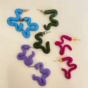Egengjorda Supercoola lerörhängen! - Säljer dessa färgglada och häftiga örhängena!🧡 Säljs parvis och du väljer färg (kombination) själv. 🤍🤍🤍