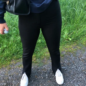 Byxor med slits, storlek 36/S - Kostymbyxor ish med slits i mycket bra skick från Na-Kd! Passar en 36/S ⚡️ frakten ligger på cirka 60kr