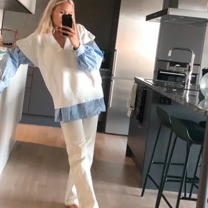 Vita raka jeans från arket  - Säljer mina vita jeans från arket, storlek 26-27. Mycket fint skick 😍