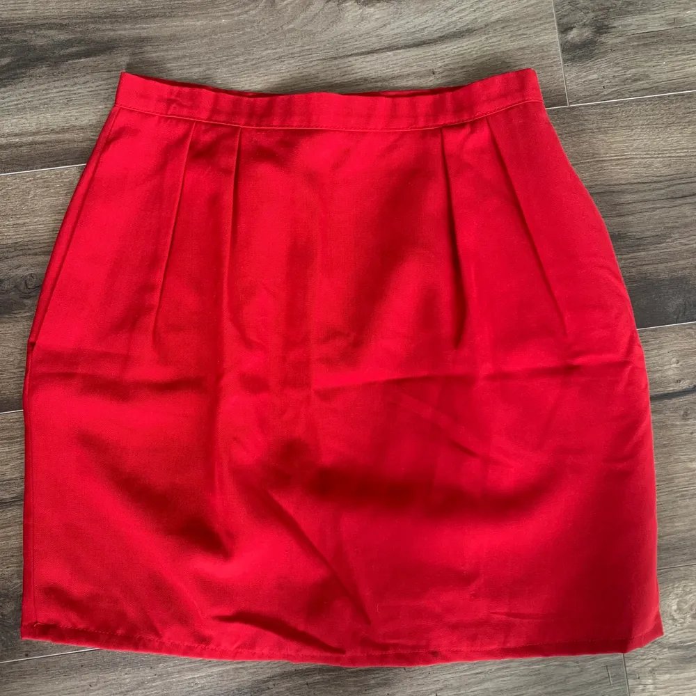 Röd kjol i storlek S, köpt på beyond retro men aldrig använd av mig. Kjolen har fickor och slutar en liten bit ovanför knäna på mig (är 164 cm).. Kjolar.