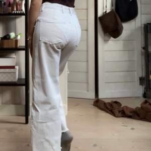 Ett parskitcoola trendiga vita vida jeans som tyvärr har blivit för små, liknande linnebyxor fast i tjockare material🥰❤️❤️ 