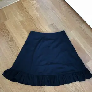 Säljer denna svarta helt nya kjol från NA-KD, använd endast en gång och känner nu att någon annan kan få bättre användning av den. Frakt tillkommer 