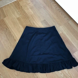 Kjol - Säljer denna svarta helt nya kjol från NA-KD, använd endast en gång och känner nu att någon annan kan få bättre användning av den. Frakt tillkommer 